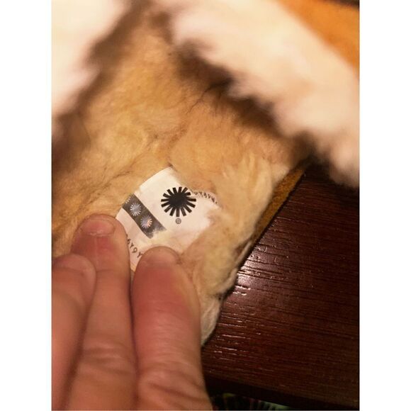 Ugg Dakota Moccasins size 4 girls - Picture 5 of 8